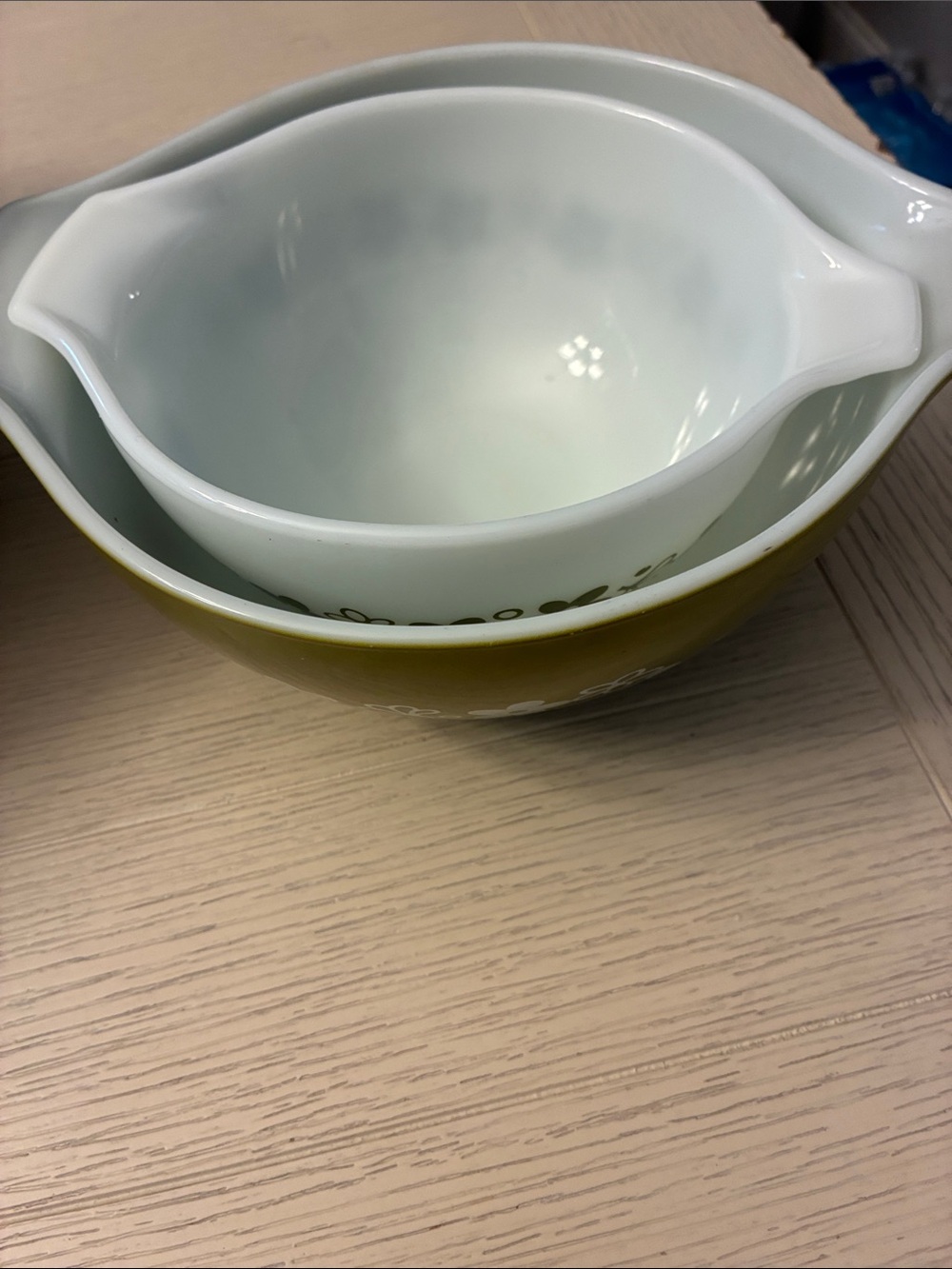 4-Piece Vintage Pyrex Cinderella bowls/Green and one Med Amish Butterprint - Picture 8 of 13